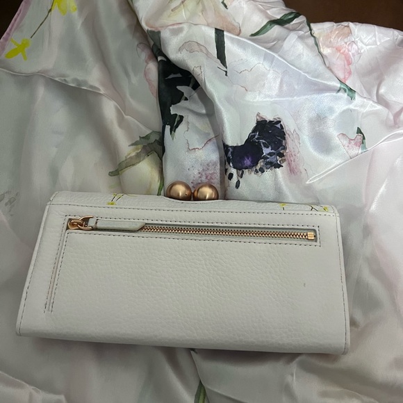 Ted baker’s clutches in 2 colours - Picture 3 of 6